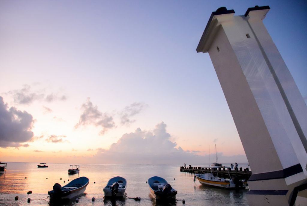 La brisa suave del mar 🌊 y una combinación de colores diferente cada vez 🌅, es un regalo incalculable que nos ofrece #PuertoMorelos 
Espectacular noche✨!