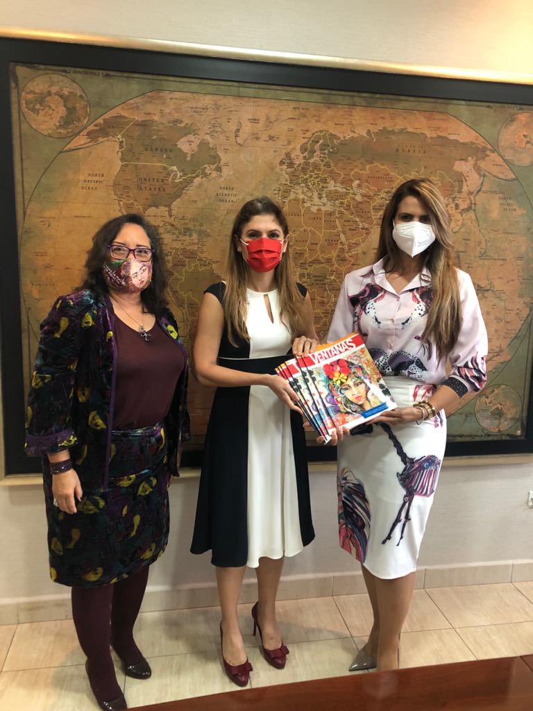 MarielaVega2014's tweet photo. Hoy fuimos convocadas por la Canciller S.E. Erika Mouynes para conversar sobre los procesos de la carrera diplomática y las oportunidades que se abren para quienes desean formar parte de la misma. Entregamos nuestro ejemplar de la Revista Ventanas del Parlamento. #aparlexpa. https://t.co/hNNioZJxcN