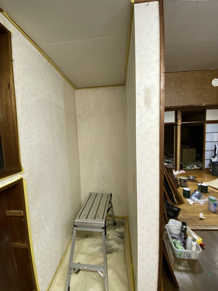 マメ ｋ 涼しい夜作業 捗らない天井剥がしにクラクラ とりあえず剥がした部分にヤスリかけてペンキ試し塗り 剥がし た時の傷もポコポコ加工で目立たなくなるので壁紙じゃなくてペイントでいこうかな 天井用壁紙の貰い物在庫なし もしかしたら