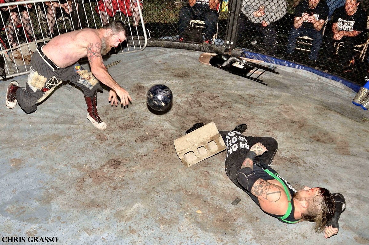 Ringsideguy's tweet photo. From @ICWNHB Pitfighter X9 #PFX9 Match #4 @Atticus_Cogar vs. @FearlessNeil 2/3 https://t.co/pkhHJczJvQ