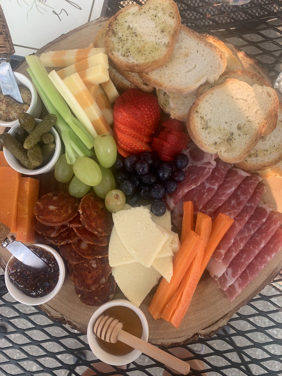 ShayBoyle_NDCP's tweet photo. Enjoyed a great dinner at Danielβs Charcuterie in Park Ridge tonight. Fantastic food and really cool restaurant owned by @nddons_alums Daniel Boland β14! Stop in and support a great @nddons alum! He is hiring staff too! 15 S. Fairview #DonsHelpingDons https://t.co/XNWLhsKDiY