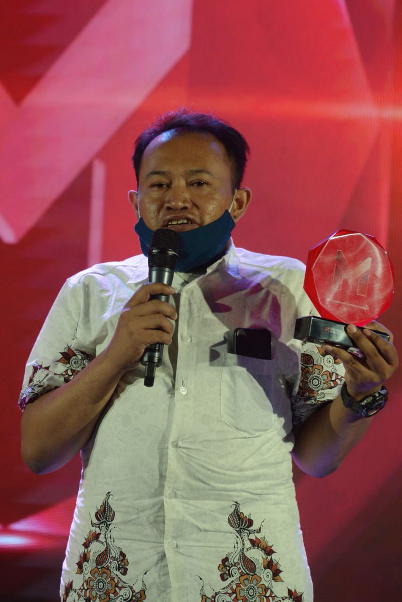 plntanjungjatib's tweet photo. Mitra Binaan TJSL PT PLN UIK TJB Sadifa Jepara, Raih Penghargaan berkat Handsanitizer & Masker Transparan
Sadifa juga membuat handsanitizer. Produk ini sudah uji laboraorium dan layak digunakan. Bahannya dari limbah ampas jahe dipadukan dengan lidah buaya & serai.
#CSRPLNTJB https://t.co/YyDAVtljY7