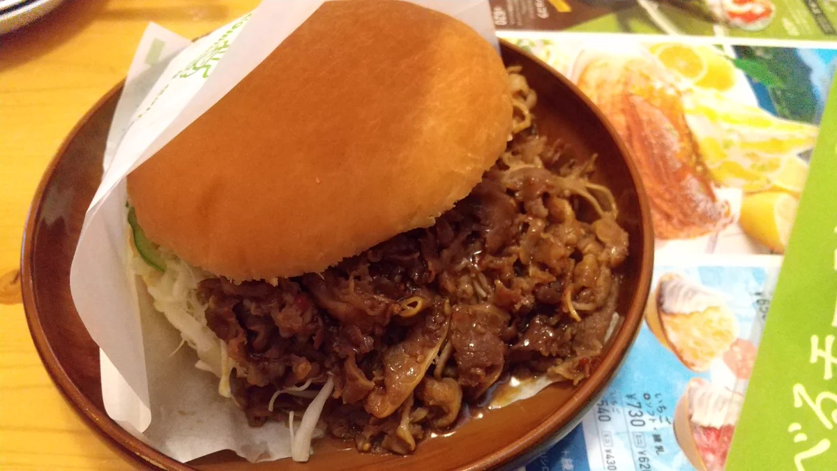 肉だくバーガーだけで終わらない？コメダではモーニングにドリンクを頼むとパンが付くwww