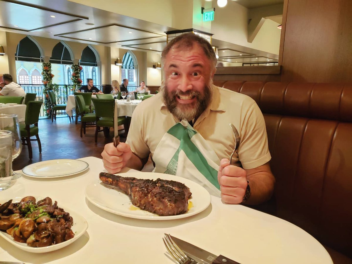 mileslong4real's tweet photo. Gots me a little meats here at @smithwollensky tonite. 🤗🤗🤗 Celebrating my Godfather visiting me after a 1 1/2 year break thanks to the whole Covid thing 🙄🙄 #steak #steakhouse #livingmybestlife #awesome #vegas https://t.co/ad6NAH3oCa