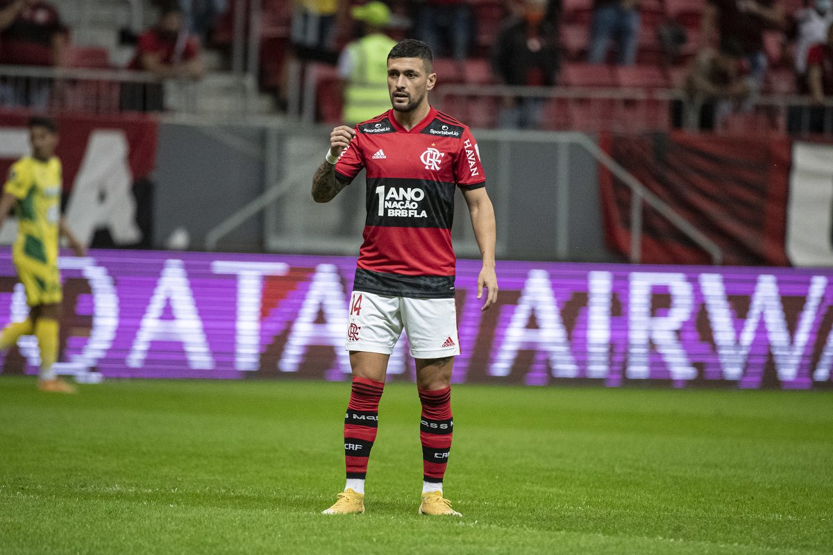 "Renato chegou impondo a forma que ele gostaria de jogar. A gente começou muito bem, mas não temos que nos conformar com isso. Temos que melhorar ainda mais."

— Arrascaeta