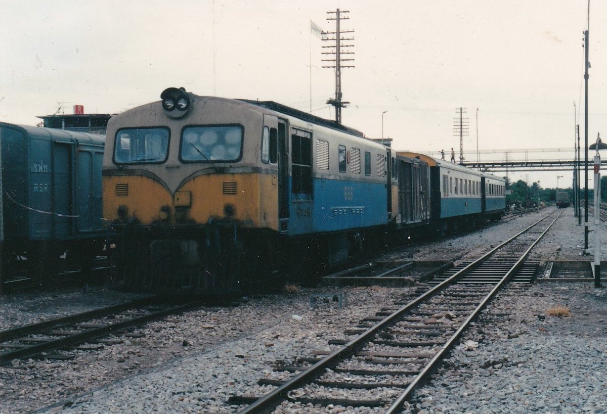 客車の方は手前が裾しぼりがないようなので3等車の100番台に時々あるタイプ、奥は台枠が見えているので、B.T.C. 501などのベルギー製の寝台車改造3等車です。客車はこの頃の車両が、今もたくさん走っています。