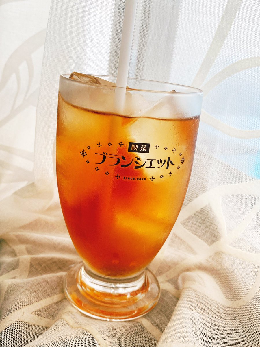 グラス ちょっと綺麗な写真は撮りました けだま のイラスト