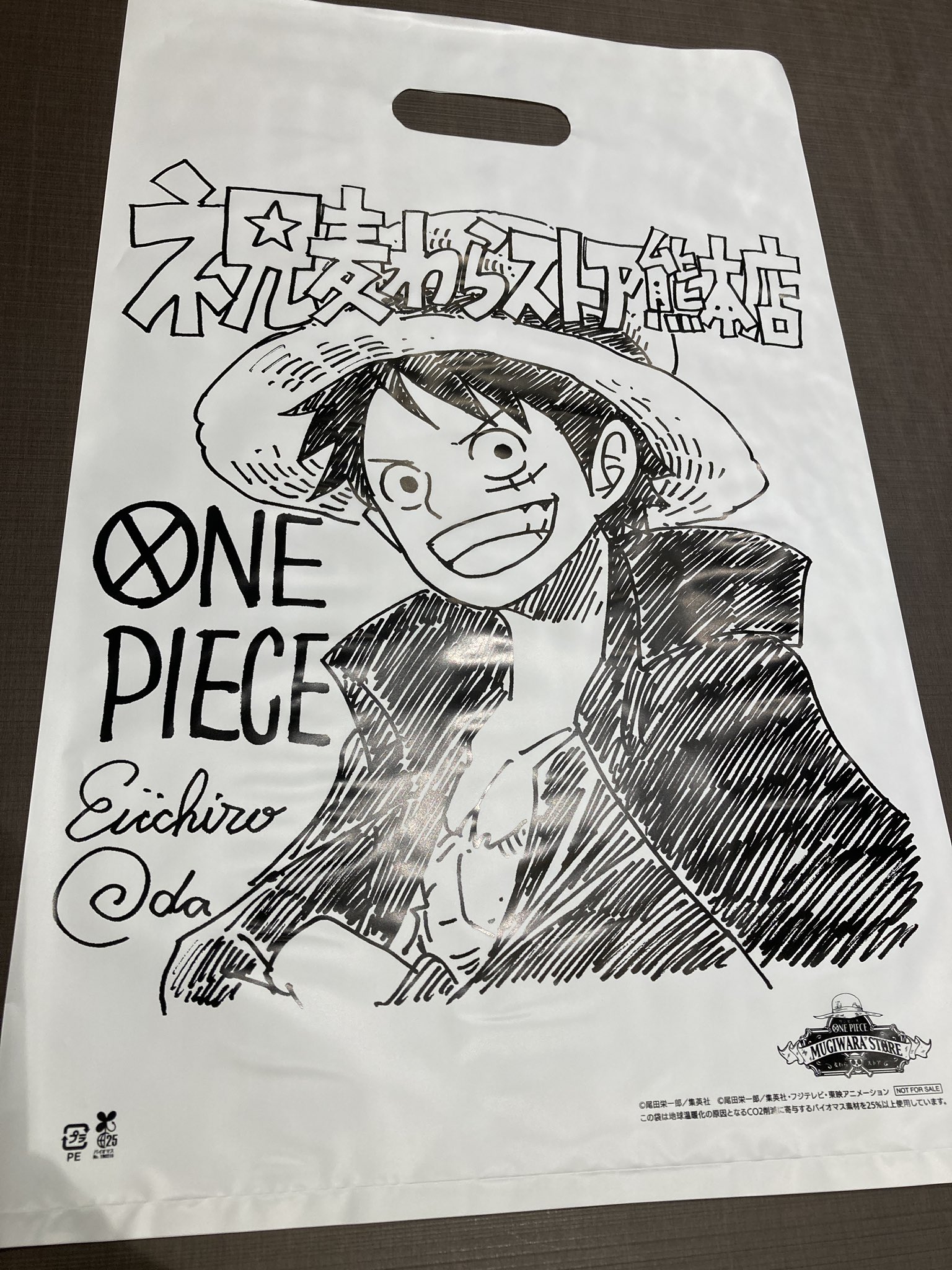 Twitter 上的 One Piece 麦わらストア熊本店 フェア情報 Onepieceの日 を記念し 本日より麦わらストア各店舗にてショッパー配布開始 1会計につき1枚プレゼント 熊本店では尾田先生直筆のサイン色紙も展示しております お近くにお越しの際はぜひお立ち寄り