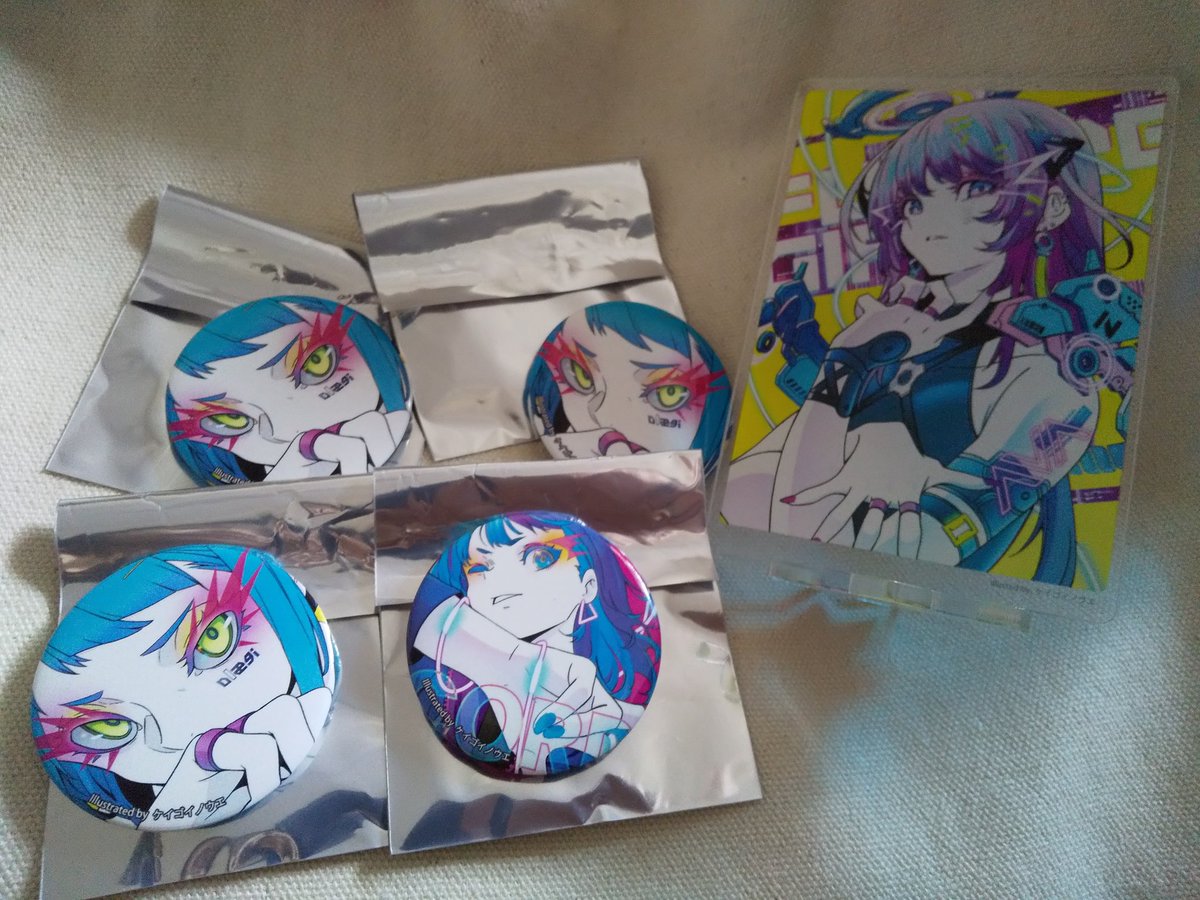 rosianko's tweet photo. 暗いとこで��っちゃったからあれですが発色きれいだし買ったバッジは全部ケイゴイノウエさんでした。被り率すごいね〜(꒪꒳꒪)〜
#HelloNGirls https://t.co/E65louDA8I