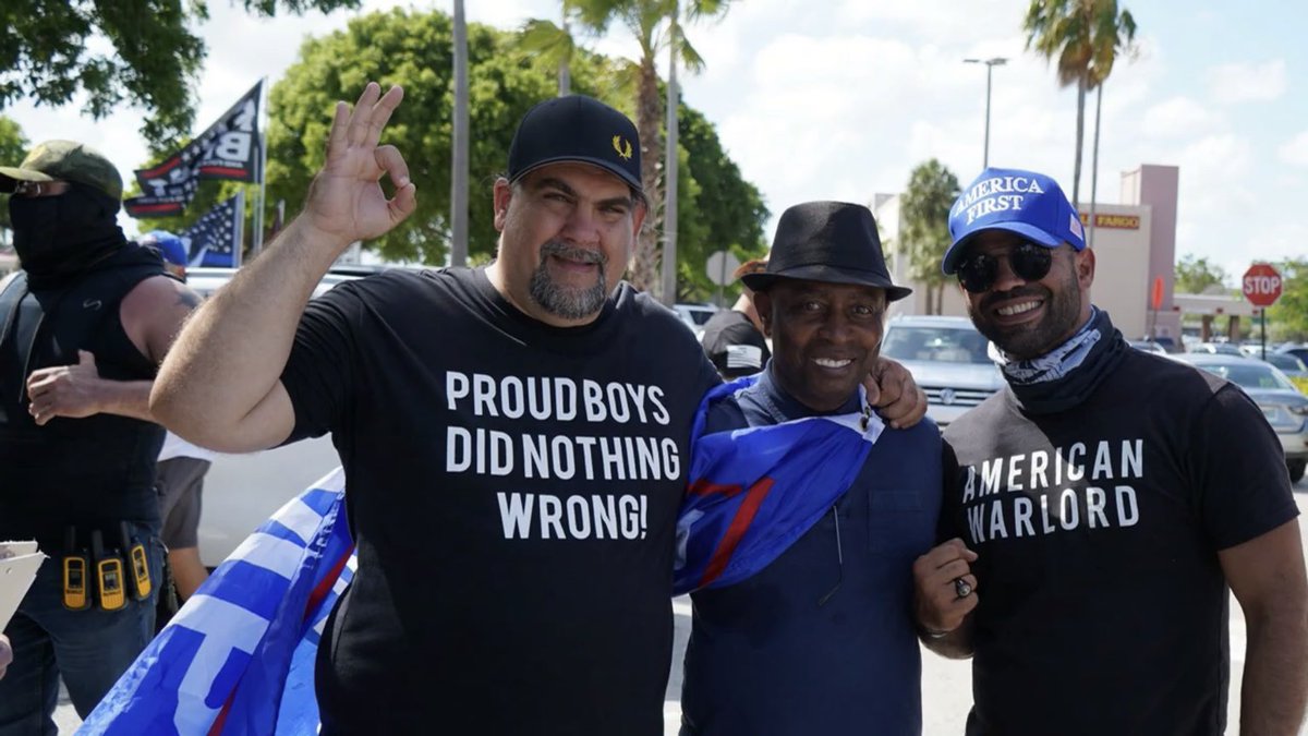 With a face like this you would think Yellow Laces 👟🟨 would be *FOR* wearing masks, not against them. Qué peña! 🤡