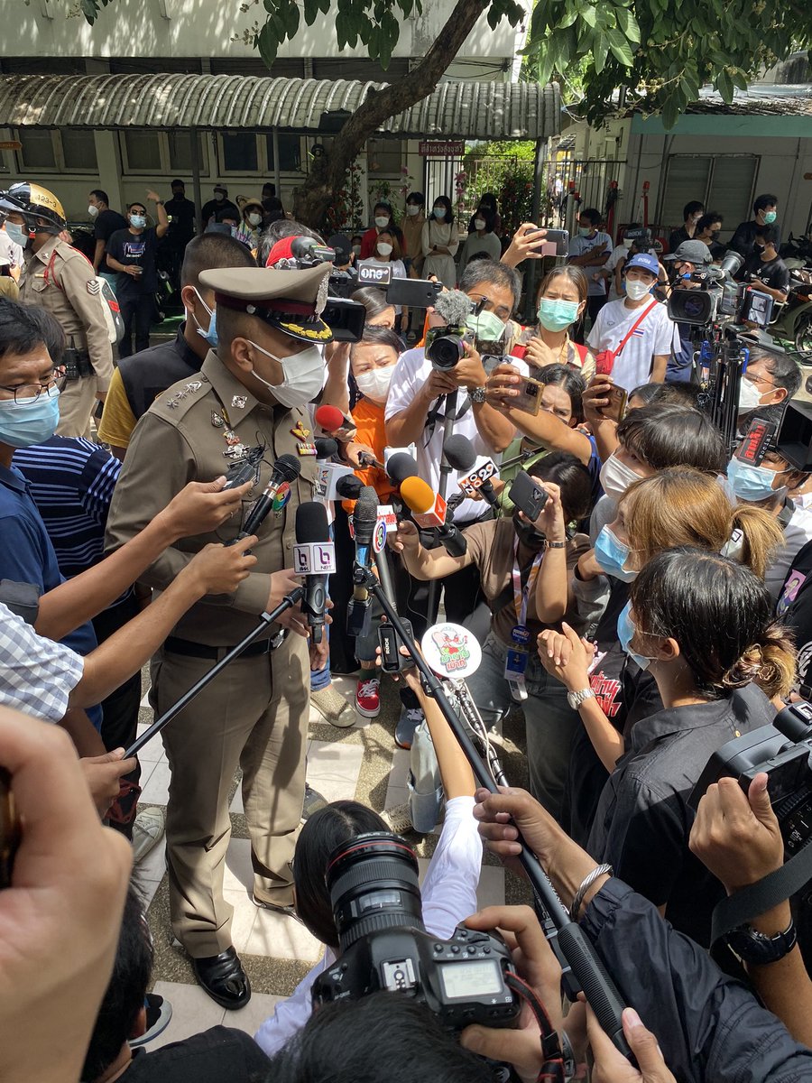 EakThestandard's tweet photo. ป้ายให้กำลังใจมิลลิ ที่สน.นางเลิ้ง 
ตำรวจขอให้เอาออก บอกทำให้เกิดความไม่สะอาด https://t.co/8kb8Wc4Br6