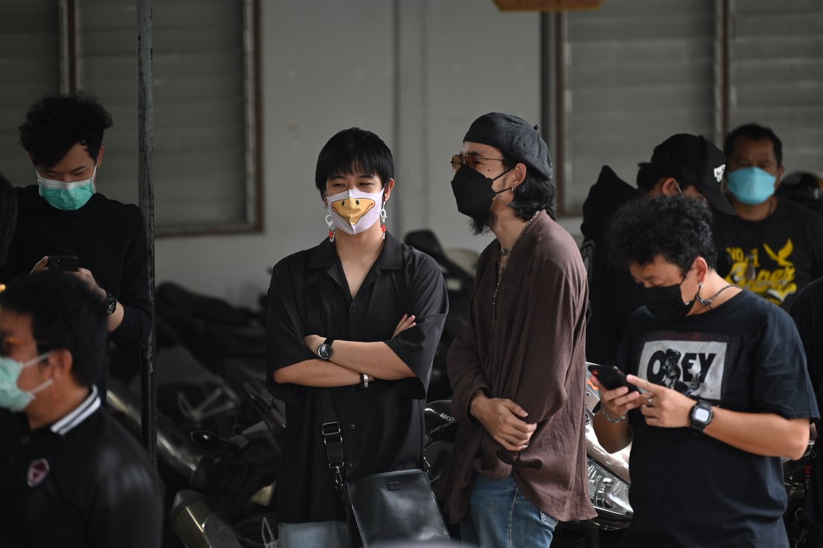 KhaosodOnline's tweet photo. เติร์ด tilly birds และ จ๋าย ไททศมิตร มาร่วมให้กำลังใจ มิลลิ อยู่หน้าสน.นางเลิ้ง
#Saveมิลลิ 
#SaveMilli 
#หยุดคุกคามประชาชน https://t.co/zeD2i0vT01