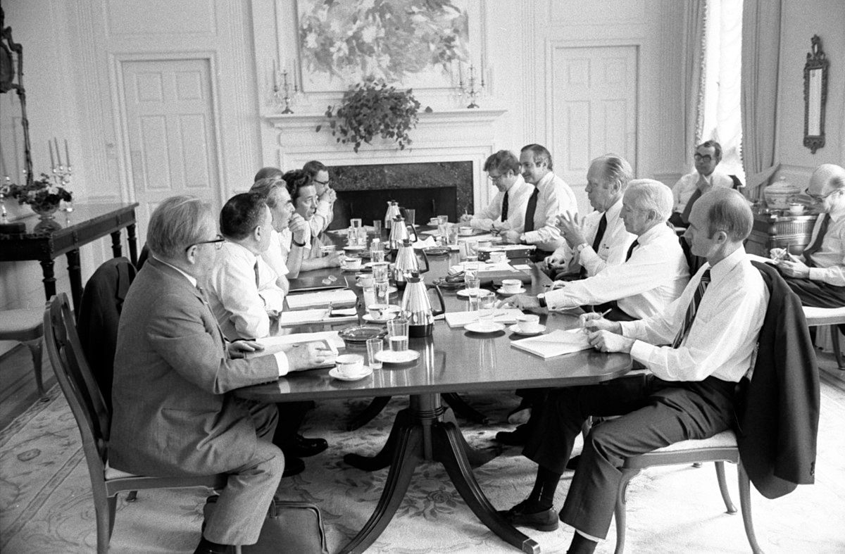 Gerald Ford meets with Leonid Brezhnev in the dining room at the American Embassy. Conference on Security and Coooperation in Europe. Helsinki, Finland, July 30 1975.

#History #twitterstorians #diplomacy #ColdWar #thursdayvibes #thursdaymorning https://t.co/PJUiU2XC0G