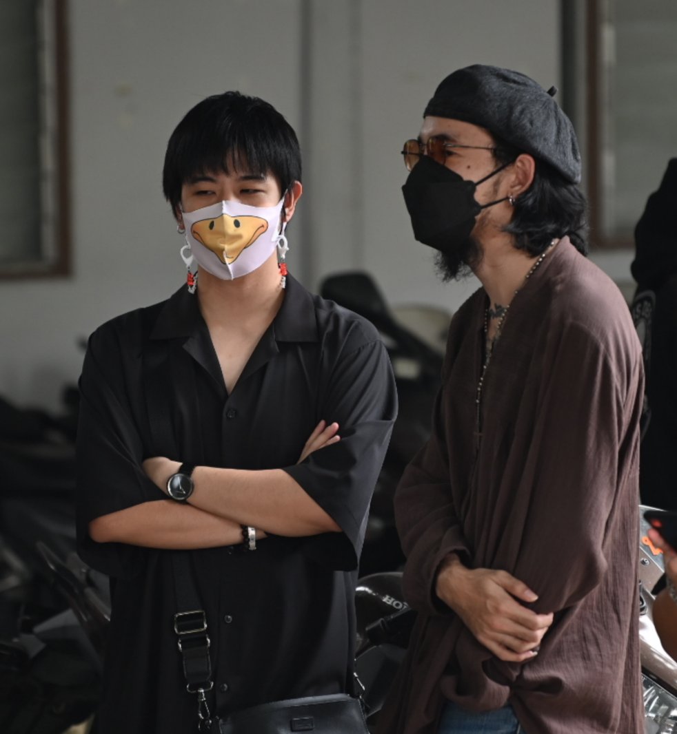 joe_black317's tweet photo. เติร์ด tilly birds และ จ๋าย ไททศมิตร มาให้กำลังใจ #มิลลิ ถึงหน้าสน.นางเลิ้ง 
#SaveMilli 
#saveณวัฒน์
#พักก่อนประยุท��์
#ดาราcallout
#saveดาราcallout https://t.co/gMFPly1FNp