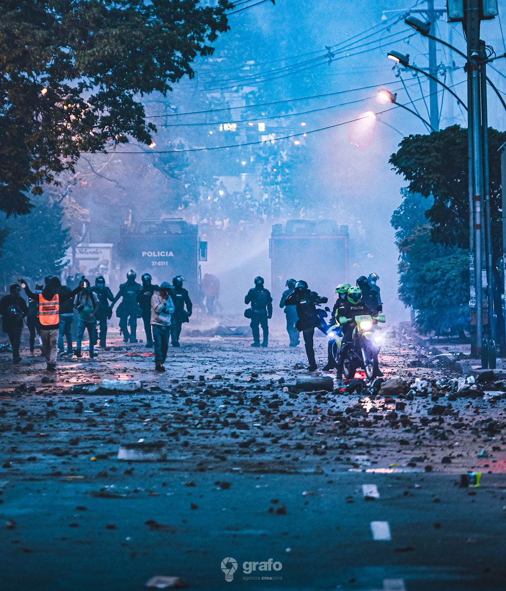 SocFotoMed's tweet photo. #SociedadFotograficaMDE 

Tanque-tas 💥💥

Debe ser muy triste uno nacer para disparar gases, aturdidoras y chorros de agua con alta presión, mientras te bañan en pintura y piedra. #Medellin #Colombia #ParoNacional 

📸 Juan Franco. https://t.co/jBekdN4tOm