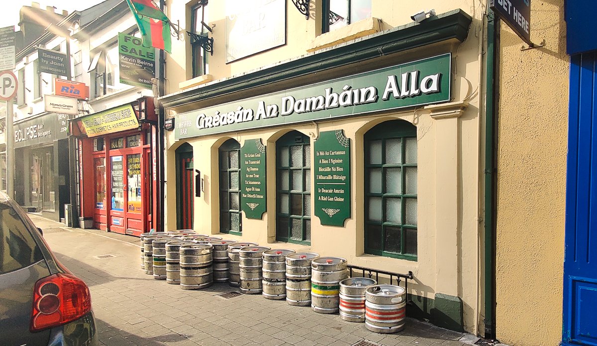 Great to see normality returning with outdoor #dining  &amp; now the #pubs An early morning walk thru #Castlebar shows signs of a return to a time we once took for granted. Cheers everyone #reopening #covid #socialdistancing #supportlocal #staysafe #smallbusiness #ireland #mayo