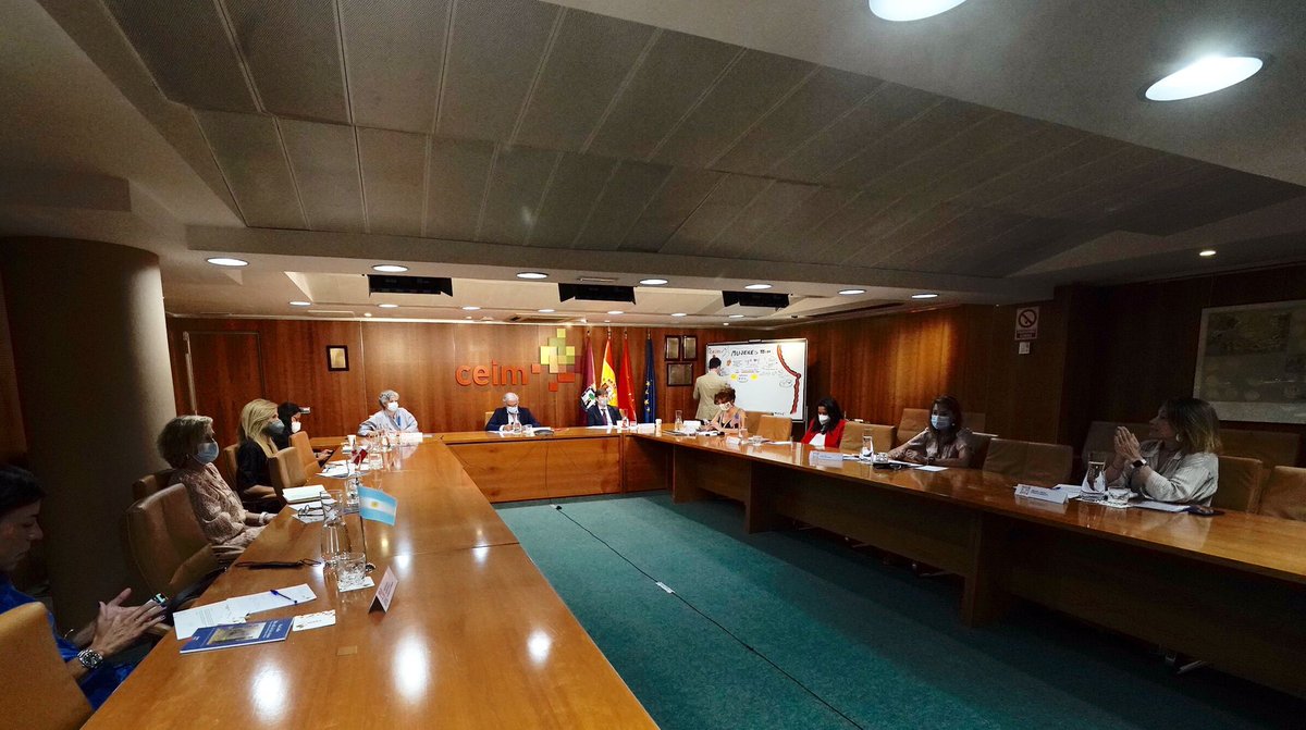 #MujeresTechenCEIM | Ronda de participaciones y #DesignThinking en <a href="/_CEIM_/">𝗖𝗘𝗜𝗠</a>  con <a href="/MujeresTech/">MujeresTech&Aliados</a>. 🗣 <a href="/AnaVertedor/">Ana Vertedor</a> <a href="/SalesforceES/">SalesforceES</a> hace llamamiento a las #universidades con programas de #FP para que #multinacionales y talento se encuentren más fácilmente. 👇🏼📸