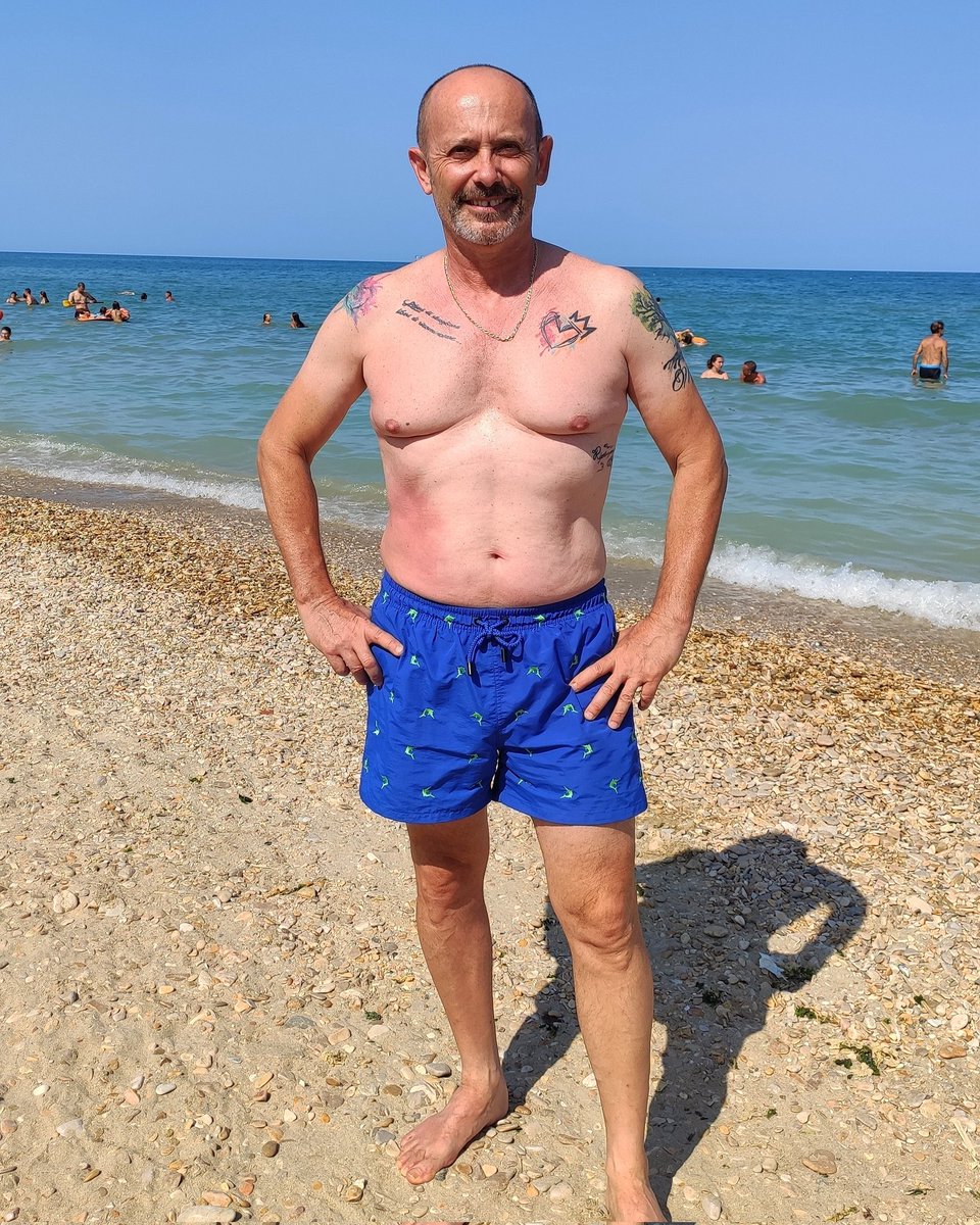 Lucasarto4's tweet photo. #vacanze#mare prova costume 😂😂😂😂 https://t.co/ISccjARh5D