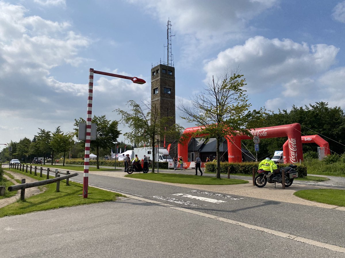 tourdewallonie's tweet photo. L’ @EthiasFR Tour de Wallonie s’est installé au cœur de la la Fagne wallonne, sur le toit de la Belgique #signaldebotrange pour le départ de la 3e étape vers Erezée. La course prend de la hauteur aujourd’hui 🚵🏻  #ethiasontour #ethiastourdewallonie2021 

👉🏻 https://t.co/VBxhjFg6xZ https://t.co/BDIAYyyuiZ