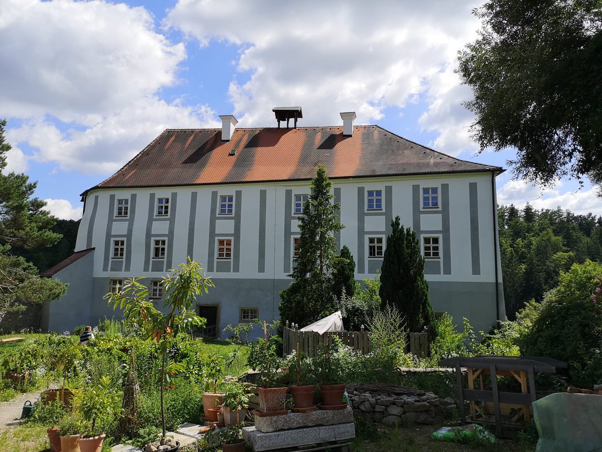 TromboneUnit's tweet photo. On Sunday we entered this castle #SchlossSchönberg in Wenzenbach near #Regensburg. A perfect location for rehearsing, … https://t.co/xSA6Tvlcto