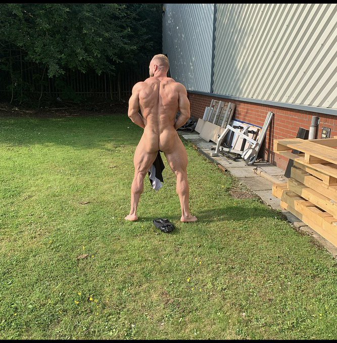 New scenery for this mornings posing ☀️ 💪🏆 https://t.co/JOwgqbFkkx https://t.co/fNBJjTaOBz