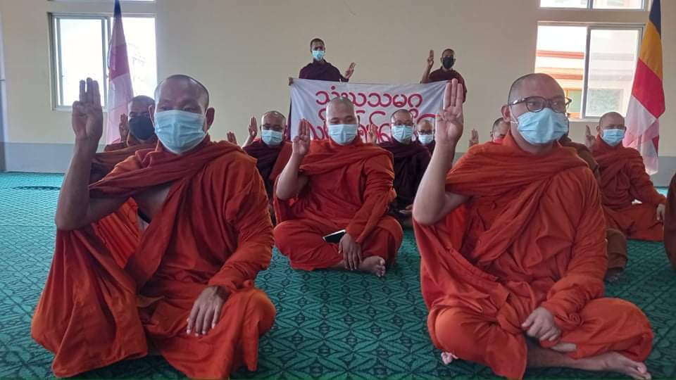 Buddhist monks from #Mandalay held the regular anti-coup strike &amp; recited prayers for the safety of the people,the immediate release of all detainees,the fallen heroes of the spring revolution&amp;the restoration of Federal Democracy in #Myanmar.

#July22Coup #WhatsHappeningInMyanmar