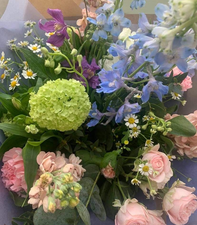 Beautiful bouquet on a beautiful day 😍 

#hwattsflorist #plymouthflorist #beautifulflowers #smallbusiness #supportlocal #perfectflowers #cottageflowers #florist #freshflowers #sunnydays #devon #hotday #sunshine #perfectgifts #plymouth