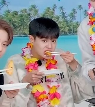 realmn21's tweet photo. ชั้นเอ็นดูเวลาเร้กกินมาก แคปไว้เป็นบั้มเลย ชอบนั่งมองมังกิน 555555555555 https://t.co/kjO2qG6Zao