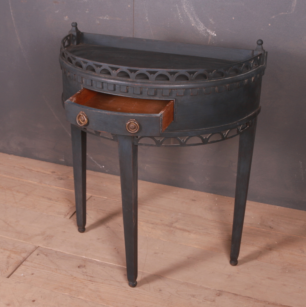 ArcadiaAntiques's tweet photo. Early 19th Century Dutch painted console table. 
Price: £1,950
https://t.co/s9dZWcbMs6

#paintedconsoletables #dutchconsoletables #DutchTables https://t.co/ooTZtQPrVS