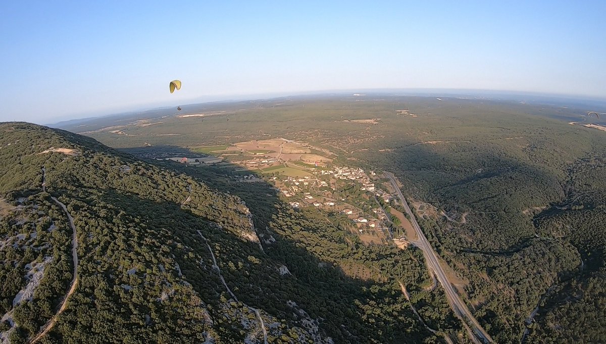 IMTMinesAles's tweet image. Que vous aimiez la #nature, la #montagne, la #plage, les #sensationsfortes, vous trouverez forcément une activité à votre goût chez nous ! 😎

Rien que pour vous : un joli panorama des environs de la @VilledAles  depuis les airs, pris par les parapentistes d&apos;#IMTMinesAlès 🪂