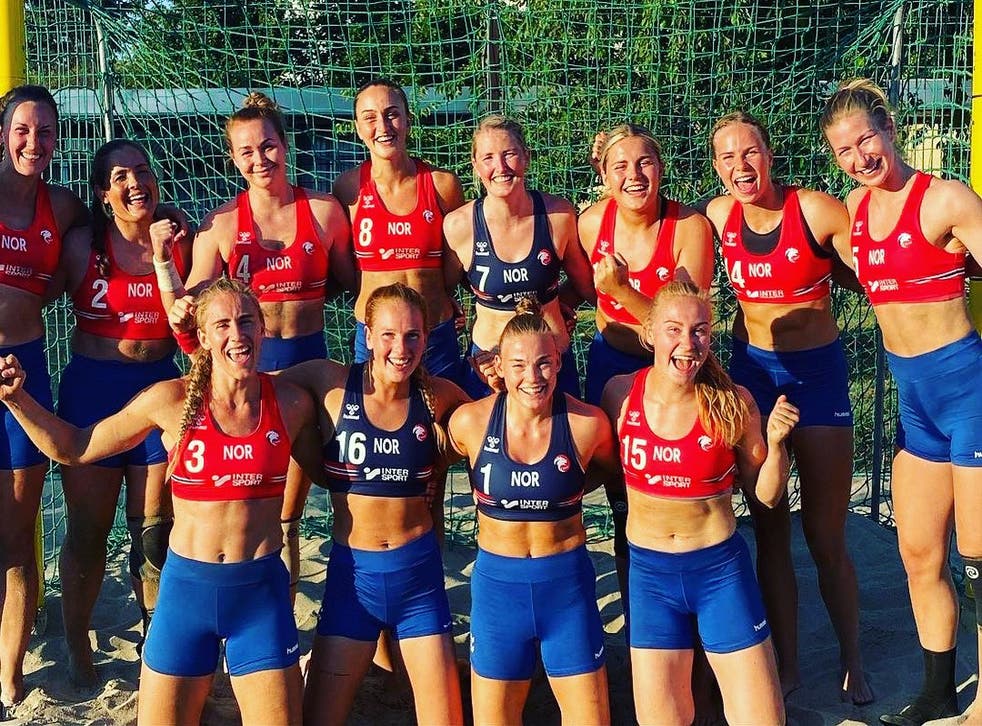 ForgottenWomen_'s tweet photo. This is a sexist rule and needs to go.

The European Handball Federation has handed out a €1,500 fine due to the team wearing shorts instead of bikini bottoms, the Independent said. 

#norway #norwegianhandball #norwegianhandballteam #norwegianwomenshandball #europeanhandball https://t.co/F6L10p2pKE