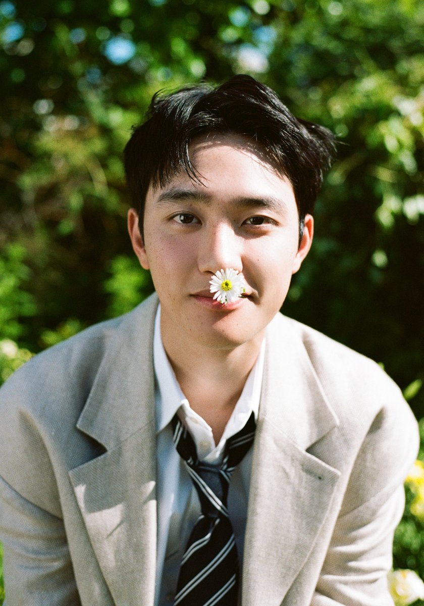 WORLDMUSICAWARD's tweet photo. #EXO’s #DO shares new mood sampler Version 3 and more stunning concept teaser pics for his hugely awaited 1st Solo Album #Empathy, dropping July 26 at 6 p.m. KST.!👨‍🎤🌾🌻🎥📸💿💥2️⃣6️⃣🔥👑💚
https://t.co/voIKiI1GUN https://t.co/NWq1SAM9bo