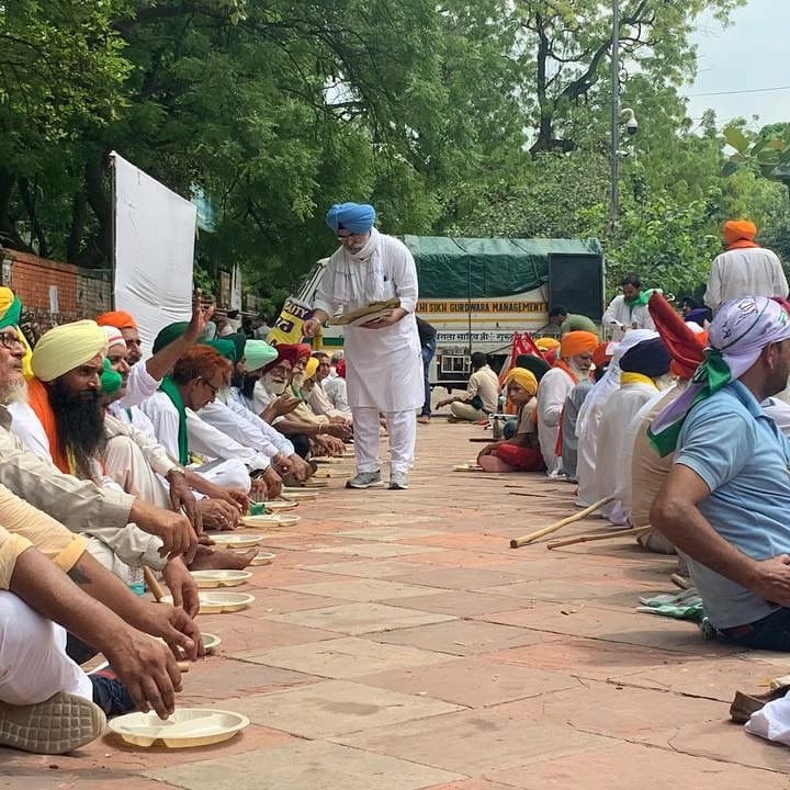 kisanektamorcha's tweet image. Langar being served at Farmers Parliament! 
#FarmersParliament