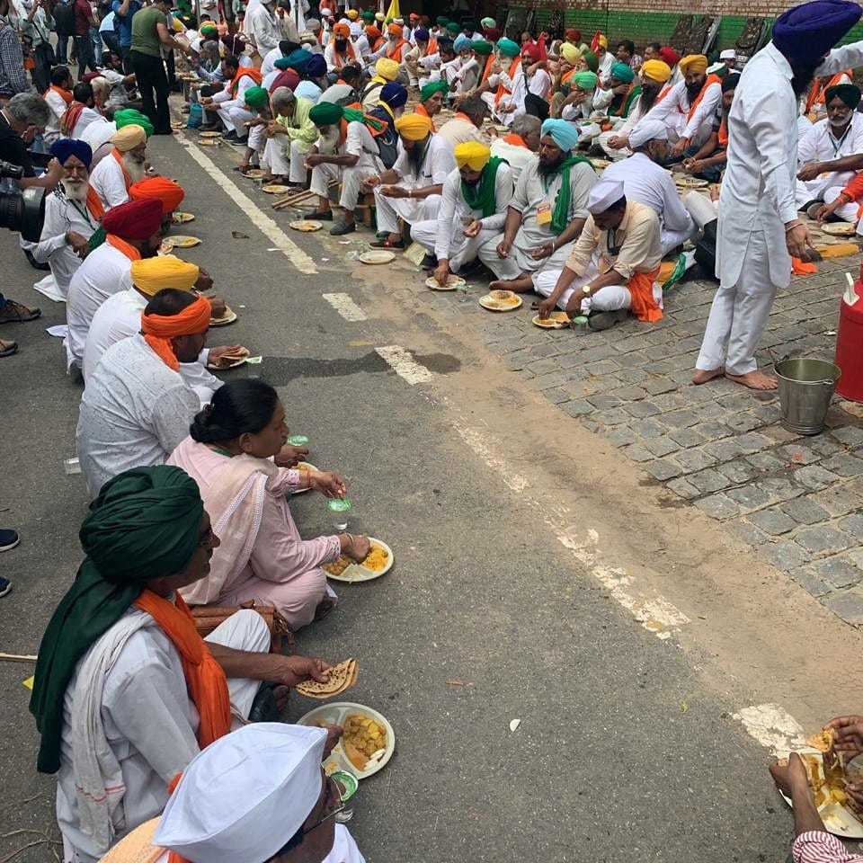kisanektamorcha's tweet image. Langar being served at Farmers Parliament! 
#FarmersParliament