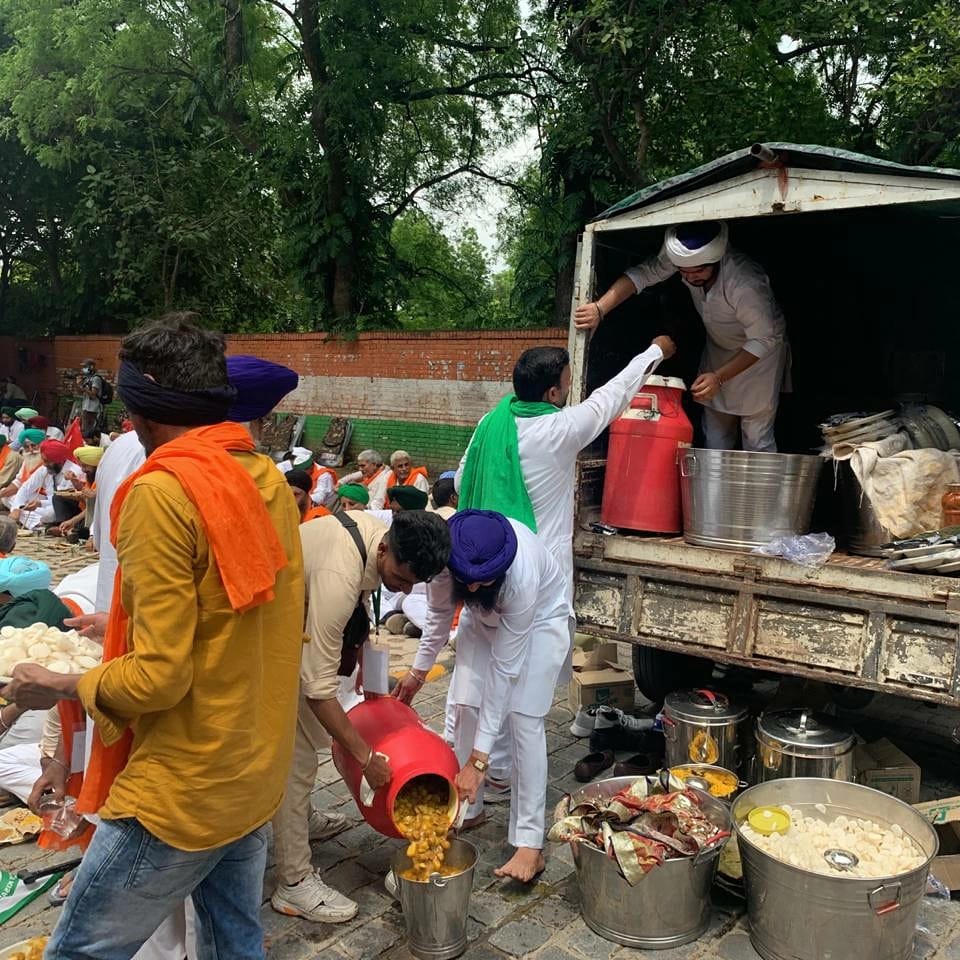 kisanektamorcha's tweet image. Langar being served at Farmers Parliament! 
#FarmersParliament