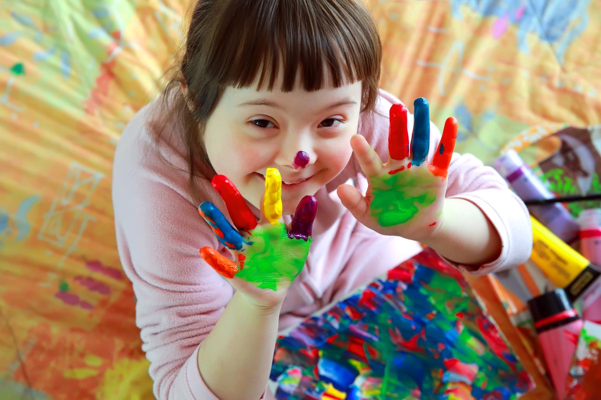 PlayScotland's tweet photo. #Playday2021 Play idea no.4 

Make a huge painting – you can use the back of unwanted wallpaper rolls or large sheets for this. If you can, lay them outdoors so you can really go massive.  You can add leaves and twigs to your creation too 🖌️🎨🌿

#SummerOfPlay #GetintoSummer https://t.co/ru90Fzh6gJ