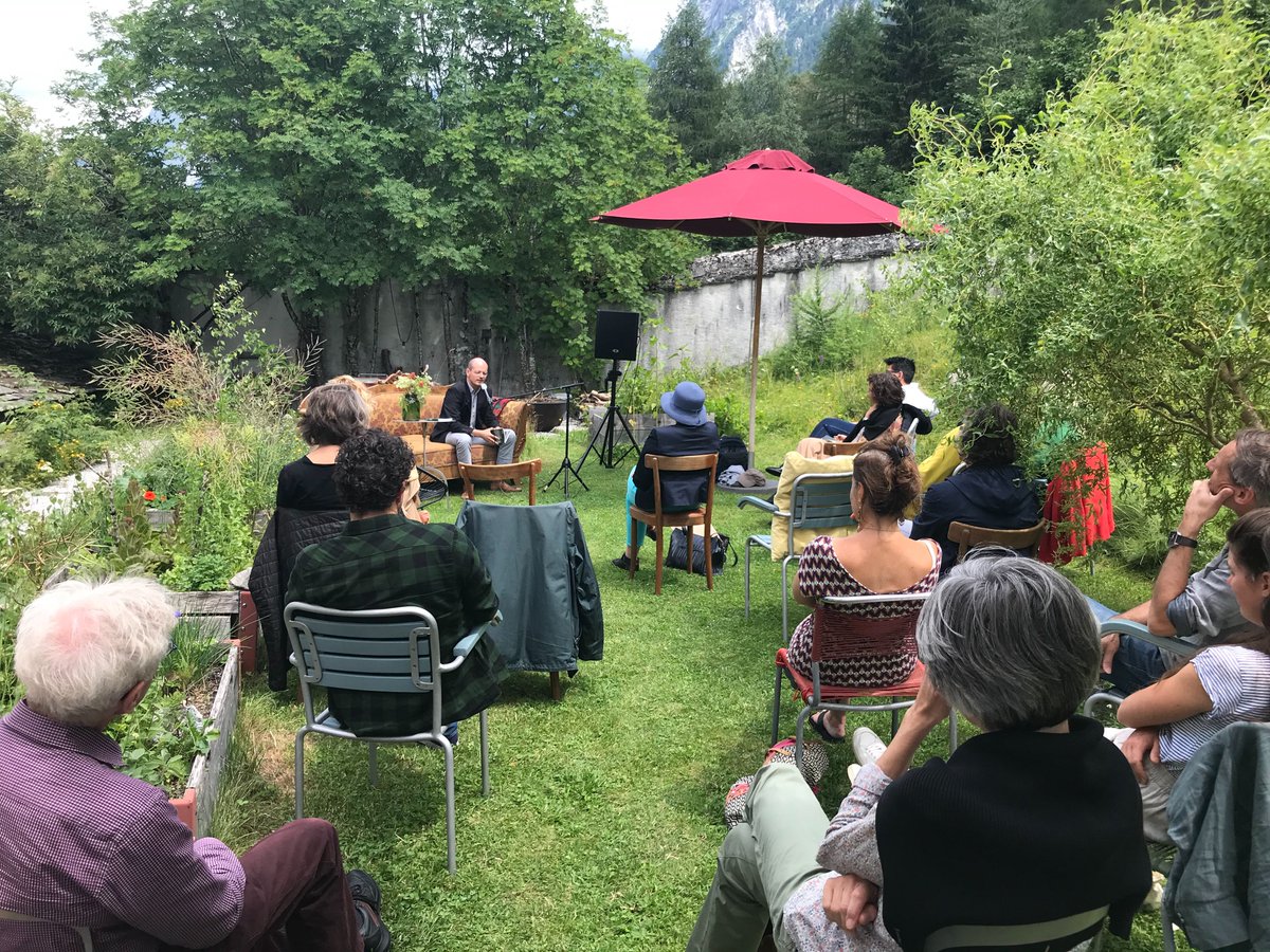 DavidWeber_ch's tweet photo. #Ritrovato
«Ritrovato» wurde aus der Not geboren. Wegen Corona musste das Kulturprogramm des KulturGasthauses Pontisella in Stampa aufs Eis gelegt werden. Daniel Erne und Romana Ganzoni gaben den Anstoss zu einer virtuellen Geschichtsstafette. Jetzt liegt sie als Buch vor. https://t.co/Xl0qtydpBm