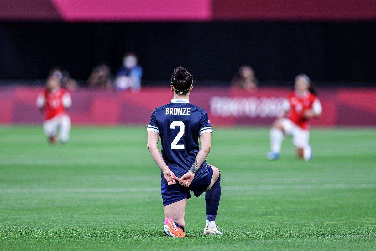Taking the knee on sport's biggest stage...

#TeamGB | #Tokyo2020