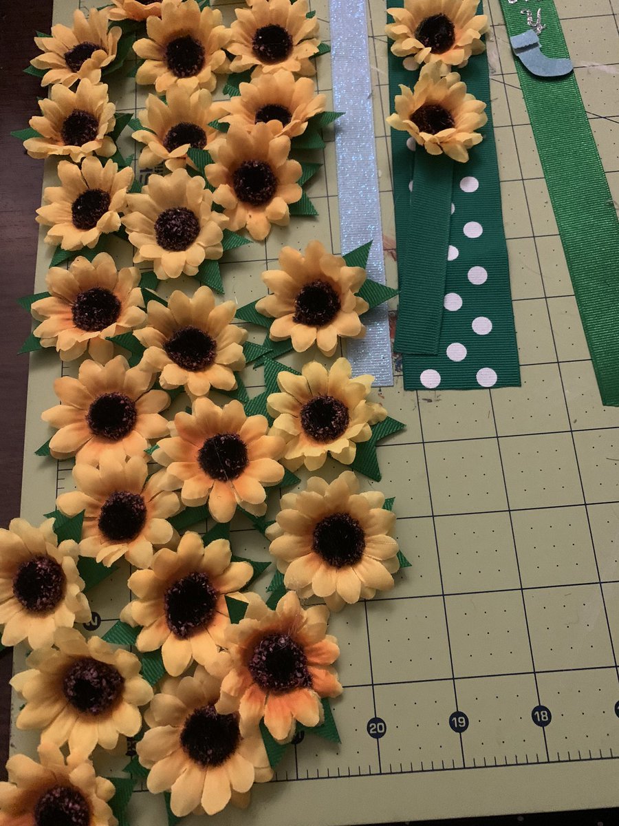 MadameMiso's tweet image. #LateNight craft… totally turning one of my walls into a floral installation 

Also #crafting is a nice way to destress after a rough day of having my personality on blast 🤷🏽‍♀️ 

#crafttwitter
