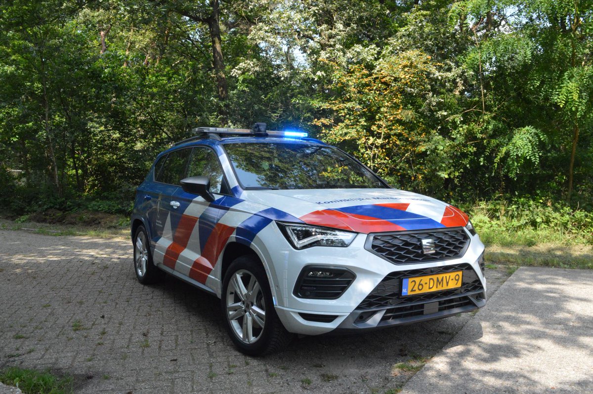 Marechaussee's tweet photo. De Koninklijke Marechaussee vervangt de komende tijd een deel van haar operationele ‘striping’ voertuigen. De Seat Ateca en de Volkswagen Transporter gaan het operationele werkveld van de #marechaussee versterken. https://t.co/zyZrxEJO98