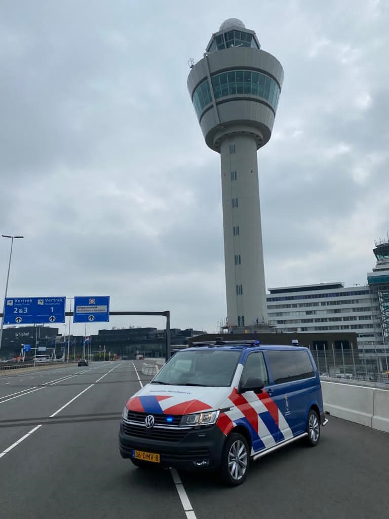 Marechaussee's tweet photo. De Koninklijke Marechaussee vervangt de komende tijd een deel van haar operationele ‘striping’ voertuigen. De Seat Ateca en de Volkswagen Transporter gaan het operationele werkveld van de #marechaussee versterken. https://t.co/zyZrxEJO98