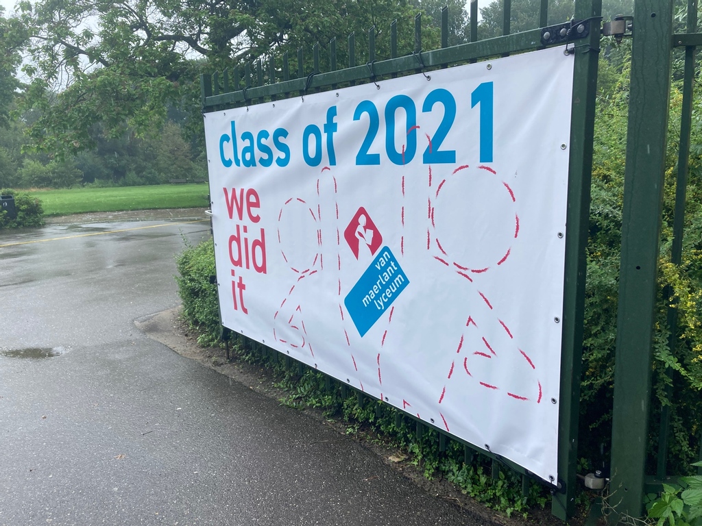 We zijn erg tevreden met onze slagingspercentages: 97% voor havo en 94% voor vwo. En: 10 leerlingen vwo met cum laude waarvan een summa cum laude), 22 tienen (10!) op cijferlijsten, waarvan 14 voor wiskunde. Allemaal prachtige prestaties! #trots #eindexamen #nieuwsgierigleren