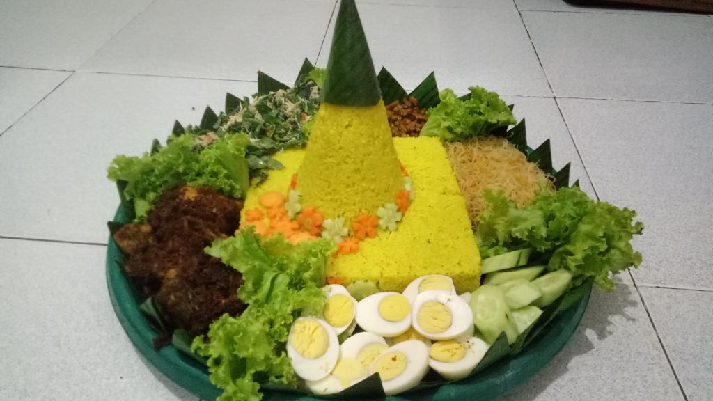 Mhellanok's tweet photo. Masa ppkm,ultahnya bikin tumpeng sendiri 😁
Meskipun bentuknya sederhana tapi rasa capeknya dah terbayarkan 😘😘😘 https://t.co/Uv8PIgc9Jv