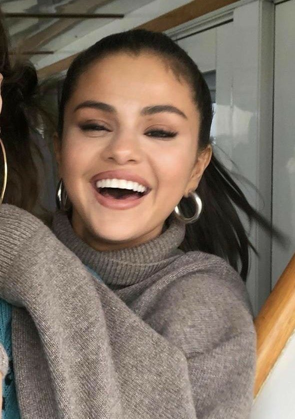 pittsbirds's tweet photo. happy birthday to my queen Selena 💓 
Juste son sourire regardez 🥺 elle mérite d’avoir ce sourire toute sa vie et je lui souhaite que tout ses vœux se réalisent et surtout d’être heureuse de sourire et de rire pour toujours 💘 https://t.co/7Y2xA0OzDA