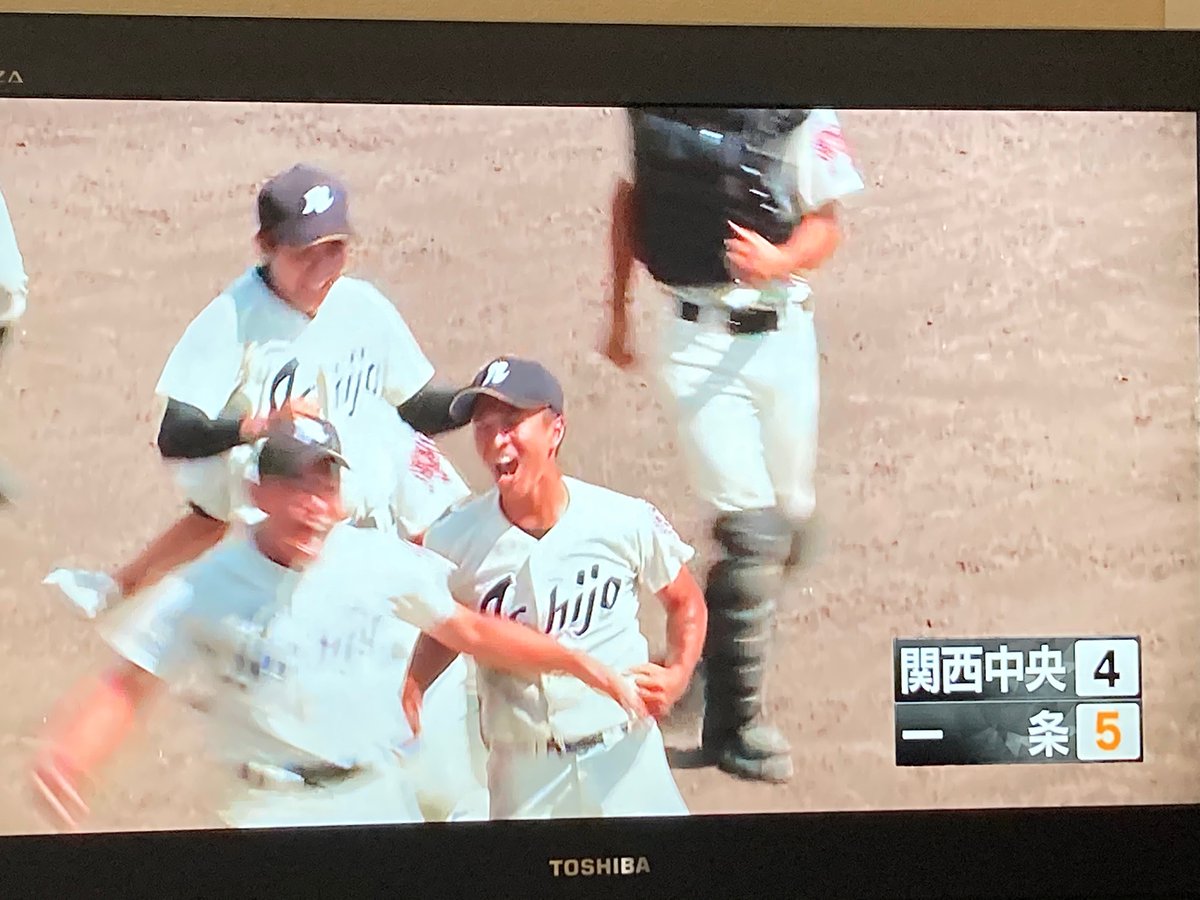 naratv_D9's tweet photo. 一条奥村がレフト前へ逆転サヨナラ2点タイムリー！
最後に劇的な幕切れが待っていた！
5-4
まさにドラマティックナイン❗️

★ツイッターのフォローお願いします！

まさ
#ドラマティックナイン 
#奈良テレビ
#高校野球奈良大会 https://t.co/Qq0BRjpTIX