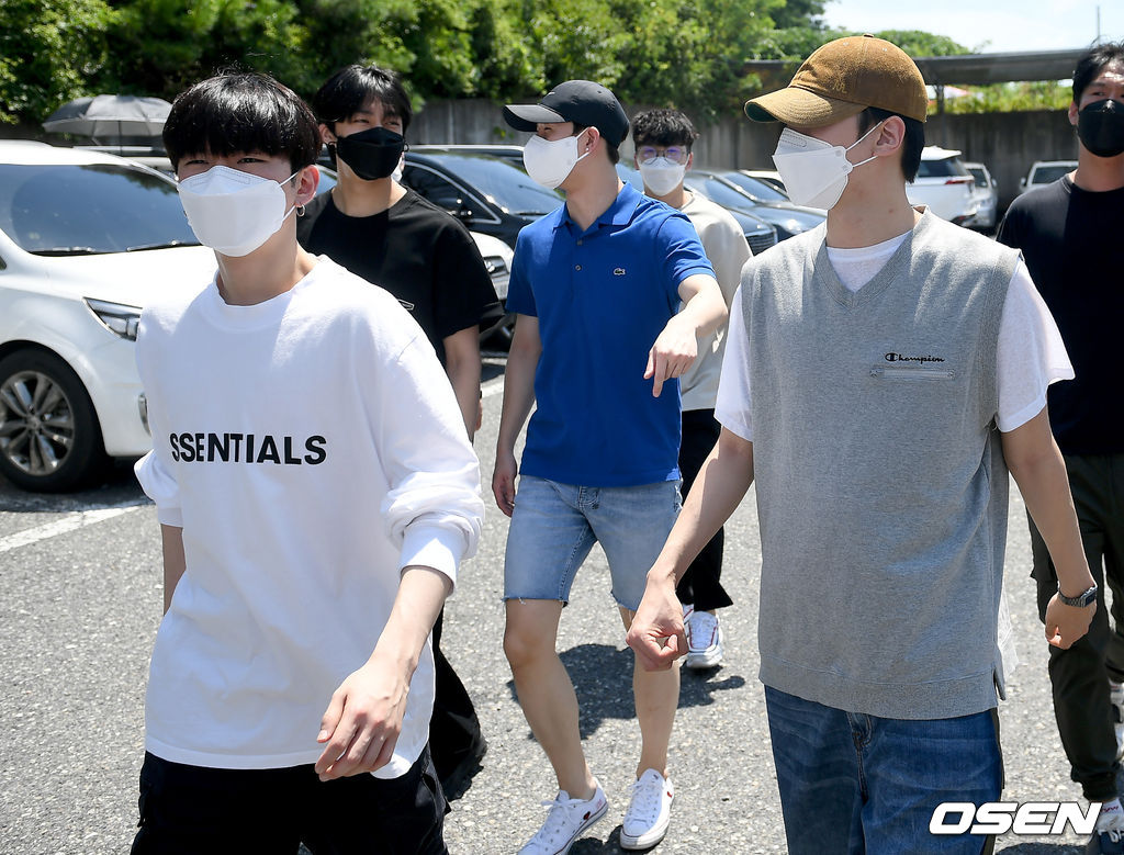 npomvtt's tweet photo. Os membros do MONSTA X foram juntos com Shownu no local de seu alistamento militar😭😭😭 https://t.co/VPv1qAKc7X