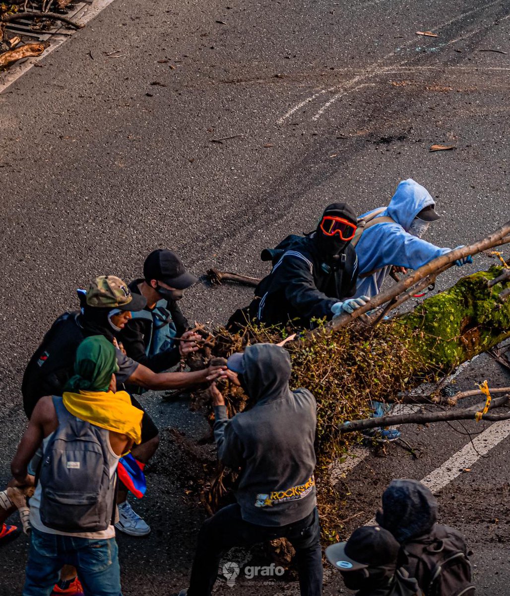 SocFotoMed's tweet photo. #SociedadFotograficaMDE 

#Colombia: un país que está tapado para unos e incierto para otros.

📸 Juan Franco. 

#Medellín #ParoNacional #Photography #StreetPhotography #Journalism #Fotografia #ESMAD https://t.co/Iust3Y5CZq