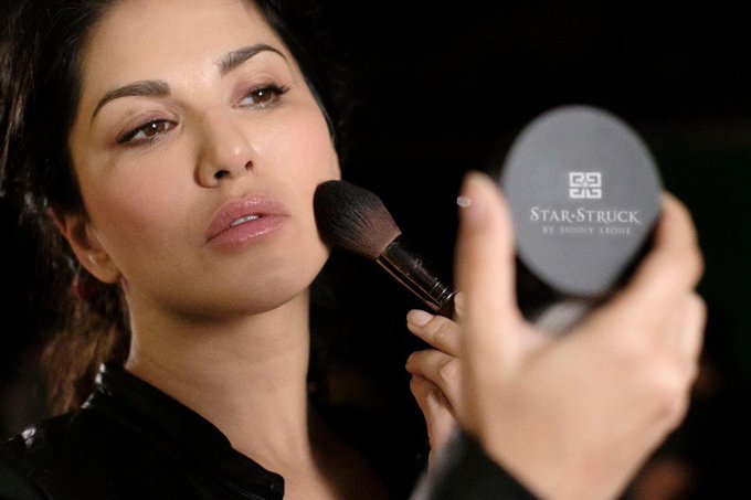 One of my Fav Go-to Makeup Product for every shoot - @starstruckbysl Translucent HD loose powder!! Makes