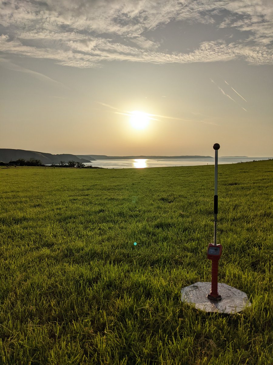 PhilHughes_'s tweet image. Early morning measure to beat the sun. #teamdairy #platemeter  #grasstomilk