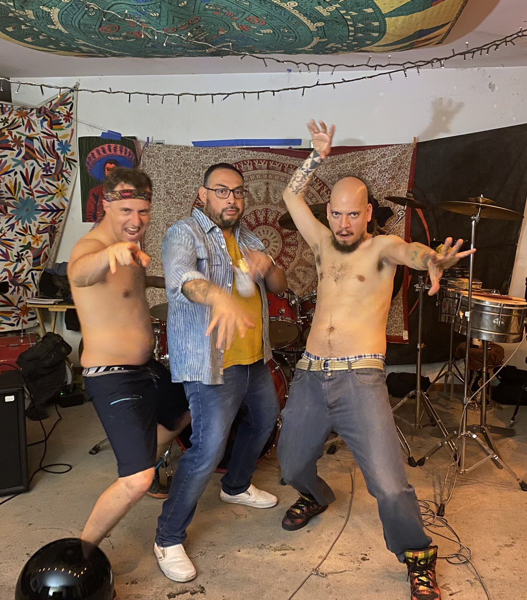 🌀Nuestros ojos brillarán y las galaxias devorarán🪐 #razamixta 🤘🏽🎸☮️☄️ #rockandroll #punk #funk #skaterock #yeah